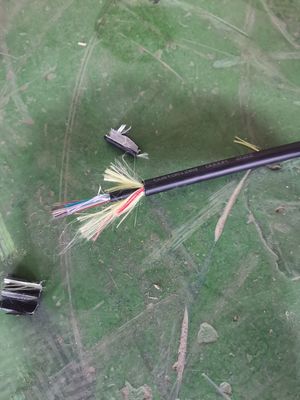 頭上式ADSSのスパン300mの光ファイバケーブル8 12 48 96 144の中心の光ファイバケーブル