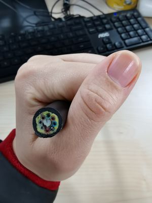 単一モード24の中心ADSSコミュニケーション ケーブル、すべての誘電性の光ファイバケーブル